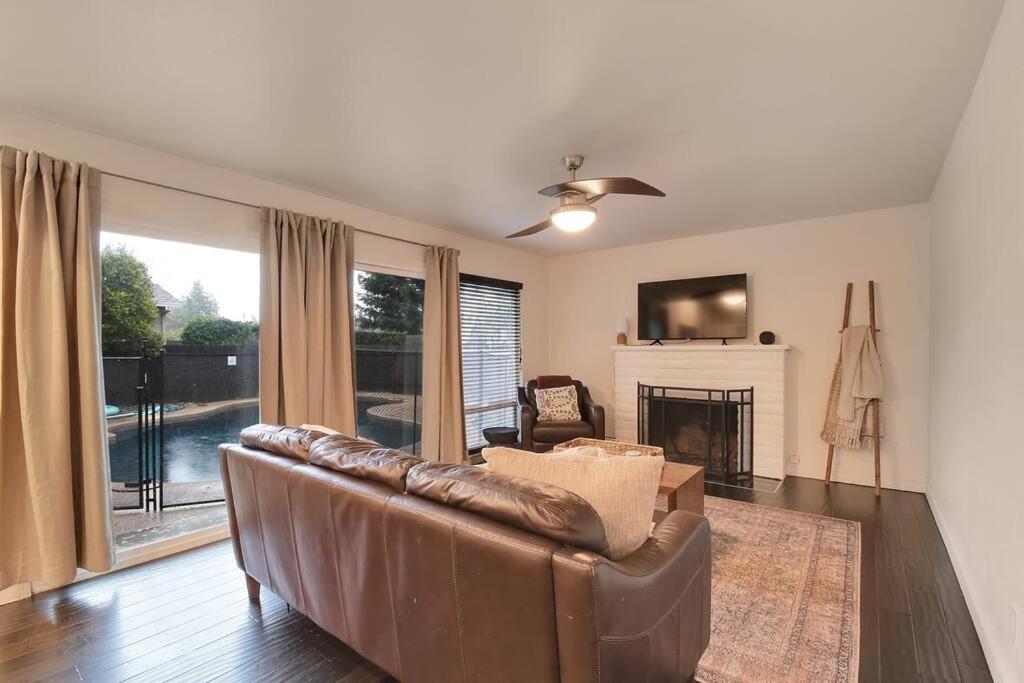 The Charming Home With A Pool Yuba City Bagian luar foto