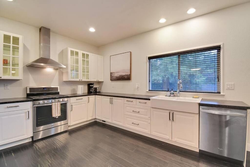 The Charming Home With A Pool Yuba City Bagian luar foto